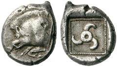 GRIECHISCHE MÜNZEN DYNASTEN VON LYKIEN Unbestimmter Dynast Stater, 500 - 440. Vorderteil eines angreifenden Ebers mit hohem Borstenkamm nach rechts. Rs: Triskeles in geperltem, vertieften Linienquadra