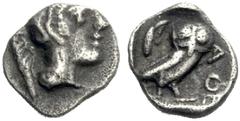 GRIECHISCHE MÜNZEN ATTIKA ATHEN Hemiobol, vor 490. Kopf der Athena im attischen Helm mit in den Nacken fallendem Helmbusch nach rechts. Rs: Eule in Vorderansicht, links im Feld Olivenzweig, rechts AQE