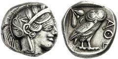 GRIECHISCHE MÜNZEN ATTIKA ATHEN Tetradrachme, um 440. Kopf der Athena im mit drei Lorbeerblättern geschmückten attischen Helm nach rechts. Rs: Eule nach rechts, im Feld links oben Lorbeerzweig mit Oli