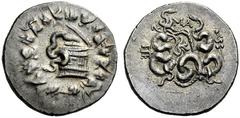 GRIECHISCHE MÜNZEN MYSIEN PERGAMON Gongyliden. Cistophor, 92 - 88. Cista mystica mit geöffnetem Deckel, aus dem Inneren windet sich eine Schlange, das Ganze im Efeukranz. Rs: Bogentasche zwischen zwei