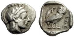 GRIECHISCHE MÜNZEN ATTIKA ATHEN Obol, nach 480. Kopf der Athena im lorbeerbekränzten attischen Helm nach rechts. Rs: AQE. Eule nach rechts stehend, links im Feld Lorbeerzweig mit Frucht, alles im Quad