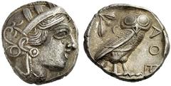 GRIECHISCHE MÜNZEN ATTIKA ATHEN Tetradrachme, nach 449 - 429. Kopf der Athena im attischen Helm mit Lorbeerkranz nach rechts. Rs: AQE. Eule nach rechts, dahinter Olivenzweig mit Frucht und Halbmond, d