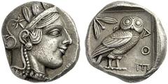 GRIECHISCHE MÜNZEN ATTIKA ATHEN Tetradrachme, um 455 v. Chr. Kopf der Athena im attischen Helm und Halskette nach rechts, der Helm ist mit drei Olivenblättern und einer Lotusblüte geschmückt. Rs: Eule