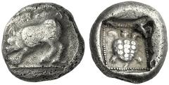 GRIECHISCHE MÜNZEN LYKIEN UNBESTIMMTE MÜNZSTÄTTEN Stater, circa 500 - 450, dynastische Prägung. Eber in An­griffsstellung nach links. Rs: Quadratum incusum, darin Landschildkröte im Perlrahmen. SNG vo