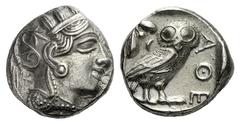 GRIECHISCHE MÜNZEN ATTIKA ATHEN Tetradrachme, nach 449 v. Chr. Kopf der Athena im attischen Helm mit Halskette und Scheibenohrring nach rechts, auf der Helmkalotte Lotusblüte und drei Lorbeerblätter. 