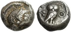GRIECHISCHE MÜNZEN ATTIKA ATHEN Tetradrachme, 500 - 480. Kopf der Athena im attischen Helm und Scheibenohrring nach rechts, Helmbusch als Zickzacklinie mit Punkten angegeben. Rs: AΘE, Eule nach rechts