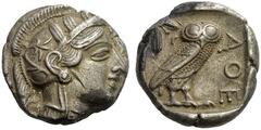 GRIECHISCHE MÜNZEN ATTIKA ATHEN Tetradrachme, nach 449 - 429. Kopf der Athena im attischen Helm mit Lorbeerkranz nach rechts. Rs: AΘE, Eule nach rechts, dahinter Olivenzweig mit Frucht und Halbmond, d