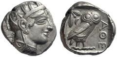 GRIECHISCHE MÜNZEN ATTIKA ATHEN Tetradrachme, 460 - 404. Kopf der Athena mit attischem Helm und Helmzier nach rechts. Perlkreis. Rs: AΘE, Eule nach rechts, der Kopf frontal, dahinter Olivenzweig und M