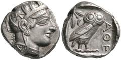 GRIECHISCHE MÜNZEN ATTIKA. ATHEN. Tetradrachme, 460 - 404. Kopf der Athena mit attischem Helm und Helmzier nach rechts. Perlkreis. Rs: ΑΘΕ. Eule nach rechts, der Kopf frontal, dahinter Olivenzweig und