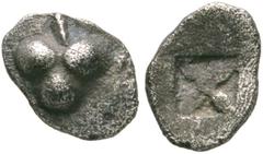 GRIECHISCHE MÜNZEN ÄGÄISCHE INSELN. KEOS. IOULIS. Hemiobol, 500-470. Grape bunch of three grapes. Rev: floral pattern of four petals inside incuse square. Sheedy -; Papageorgiadou-Banis -; SNG Copenha