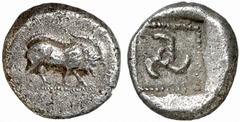 GRIECHISCHE MüNZEN DYNASTEN VON LYKIEN PROTODYNASTISCHE PRäGUNG No.: 215 Schätzpreis-Estimate: EUR 300,- d=14 mm 1/3 Stater, um 450. Keiler rechts. Rs: Triskeles in geperltem vertieftem Quadrat. Vgl. 