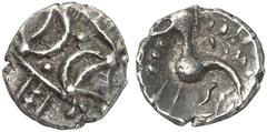 KELTISCHE MüNZEN BRITANNIEN No.: 4 Schätzpreis-Estimate: EUR 150 d=14 mm ICENI. Kleinsilbermünze, 45-50. Fries mit Mondsichelmuster, gesäumt von querlaufenden Linien und Punktreihen; Rs: Stilisiertes 