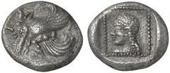 GRIECHISCHE MüNZEN DYNASTEN VON LYKIEN UVUG No.: 347 Schätzpreis-Estimate: EUR 500 d=11 mm Diobol (?), 470-440. Vorderteil eines geflügelten Stieres mit langbärtigem Männerkopf nach links; Büste eines
