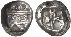 GRIECHISCHE MüNZEN LYKIEN PHASELIS No.: 423 Schätzpreis-Estimate: EUR 700 d=18 mm Stater, um 500 Schiffsbug, der die Züge eines Ebers trägt (Auge, Ohr, Schnauze und Vorderbein), oben mit zwei Rundschi