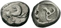 GRIECHISCHE MÜNZEN LYKIEN LYKISCHE DYNASTEN Wekhssere I. Stater, ca. 480 - 450. Löwe nach rechts laufend, den Kopf fauchend nach hinten gewendet. Rs: WEK-H-S. Triskelis in feinem Punktquadrat, alles i