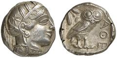 GRIECHISCHE MÜNZEN ATTIKA Athen . Tetradrachmon, ca. 454-404. Kopf der Athena mit ölzweiggeschmücktem attischen Helm rechts. Rv/ AΘE. Eule n. rechts stehend, den Kopf en face, im Feld dahinter Mondsic