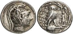 GRIECHISCHE MÜNZEN ATTIKA. Athen. Tetradrachmon des Neuen Stils, 116/15. Kopf der Athena mit attischem Helm rechts. Rv/ A–ΘE/ ΣΩK/PATHΣ/ΔIONY/ΣOΔΩ/AΠOΛ/ΛOΦA // ΣΩ. Eule auf Amphora n. rechts stehend, 