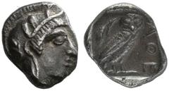 GRIECHISCHE MÜNZEN ATTIKA . Athen. Obol 454-404. Kopf der Athena mit attischem Helm rechts. Rv/ AΘE. Eule n. rechts stehend, den Kopf en face, im Feld links oben Olivenzweig mit Frucht, das Ganze in v