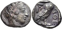 GRIECHISCHE MÜNZEN ATTIKA . Athen. Tetradrachmon, ca. 454-404. Kopf der Athena mit bekränztem attischen Helm rechts. Rv/ AΘE. Eule n. r. stehend, den Kopf en face, im Feld l. Olivenzweig und Mondsiche