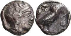 GRIECHISCHE MÜNZEN ATTIKA . Athen. Tetradrachmon, ca. 454-404. Kopf der Athena mit bekränztem attischen Helm rechts. Rv/ AΘE. Eule n. r. stehend, den Kopf en face, im Feld l. Olivenzweig und Mondsiche