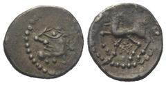 Celtic Gallien. Bituriges. Quinar (Silber). Vs: Kopf links. Rs: Pferde nach links stehend, darüber Schwert, darunter Pentagramm. 15 mm. 2,00 g. de la Tour 4097; DT 3435. Prägeschwäche am Rand, fast vo