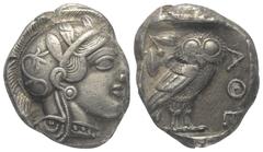 Greek Attika. Athen. Tetradrachme (Silber). Ca. 454 - 404 v. Chr. Vs: Kopf der Athena mit ölzweiggeschmücktem attischem Helm, Ohranhänger und Halskette rechts. Rs: Eule nach rechts stehend, Kopf en fa