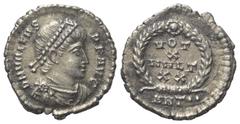 Roman Imperial Coinage Valens (364 - 378 n. Chr.). Siliqua (Silber). 375 - 378 n. Chr. Antiochia. Vs: D N VALENS P F AVG. Büste mit Perldiadem, Paludament und Panzer rechts. Rs: VOT / X / MVLT / XX in