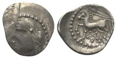 Celtic Gallien. Bituriges. Quinar (Silber). Vs: Kopf links. Rs: Pferde nach links stehend, darüber Schwert, darunter Pentagramm. 17 mm. 1,90 g. de la Tour 4097; DT 3435. Sehr schön / fast vorzüglich.