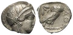 Greek Attika. Athen. Tetradrachme (Silber). Ca. 454 - 404 v. Chr. Vs: Kopf der Athena mit ölzweiggeschmücktem attischem Helm, Ohranhänger und Halskette rechts. Rs: Eule nach rechts stehend, Kopf en fa