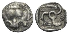 Greek Dynasten von Lykien. Mithrapata (um 380 v. Chr.). 1/6 Stater (Diobol, Silber). Unbestimmte Münzstätte. Vs: Löwenfell von vorn. Rs: Triskeles; im Feld Delfin, das Ganze in vertieftem Quadrat. 13 