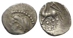 Celtic Gallien. Bituriges. Quinar (Silber). Vs: Kopf links. Rs: Pferde nach links stehend, darüber Schwert, darunter Kreis mit zentralem Punkt. 15 mm. 1,92 g. DT 3436 var. Prägeschwäche, sehr schön.