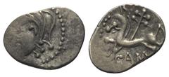 Celtic Gallien. Bituriges. Quinar (Silber). Vs: Kopf links. Rs: Pferde nach links stehend, darüber Zweig, CAM. 17 mm. 2,01 g. de la Tour 4139; DT 3440. Sehr schön.