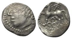 Celtic Gallien. Bituriges. Quinar (Silber). Vs: Kopf links. Rs: Pferde nach links stehend, darüber Zweig, darunter drei Kreise. 15 mm. 1,92 g. DT 3437. Sehr schön / fast vorzüglich.