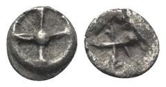 Greek Attika. Athen. Obol (Silber) Wappenmünze. Ca. 545 - 515 v. Chr. Vs: Vierspeichiges Rad. Rs: Diagonal geteiltes Quadratum incusum. 8 mm. 0,52 g. Seltman Group D, Taf. IV, p; HGC 4, 1654. Selten. 