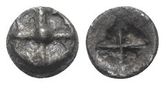 Greek Attika. Athen. Obol (Silber) Wappenmünze. Ca. 545 - 515 v. Chr. Vs: Vierspeichiges Rad. Rs: Diagonal geteiltes Quadratum incusum. 8 mm. 0,55 g. Seltman Group D, Taf. IV, p; HGC 4, 1654. Selten. 