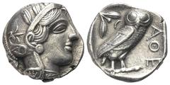Greek Attika. Athen. Tetradrachme (Silber). Ca. 454 - 404 v. Chr. Vs: Kopf der Athena mit ölzweiggeschmücktem attischem Helm, Ohranhänger und Halskette rechts. Rs: Eule nach rechts stehend, Kopf en fa