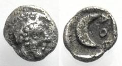 Greek Attika. Athen. Tetartemorion (Silber). Ca. 400 - 353 v. Chr. Vs: Kopf der Athena mit attischem Helm rechts. Rs: Mondsichel. 5 mm. 0,16 g. HGC 4, 1687. Selten. Sehr schön.