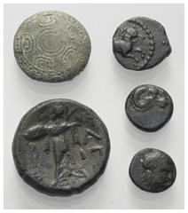 Lots - Ancient Coins Griechische Münzen - Lots. Alexander III. / Philippos V. (Königreich Makedonien) / Gargara / Kebren (Troas) / Kyme (Aiolis). Lot (5 Stück): Bronze; ca. 4. - 2. Jhdt. v. Chr. Sehr 