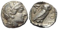 Greek Attika. Athen. Tetradrachme (Silber). Ca. 454 - 404 v. Chr. Vs: Kopf der Athena mit ölzweiggeschmücktem attischem Helm, Ohranhänger und Halskette rechts. Rs: Eule nach rechts stehend, Kopf en fa
