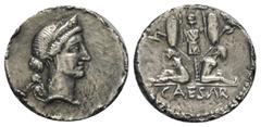 Roman Imperatorial C. Iulius Caesar. Denar (Silber). 46 - 45 v. Chr. Feldmünzstätte in Spanien. Vs: Kopf der Venus mit Diadem und Halskette rechts, dahinter Cupido. Rs: CAESAR. Tropaeum aus gallischen