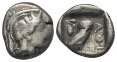 Greek Attika. Athen. Drachme (Silber). Ca. 465 - 460 v. Chr. Vs: Kopf der Athena mit ölzweiggeschmücktem attischem Helm, Ohranhänger und Halskette rechts. Rs: Eule nach rechts stehend, Kopf en face; i