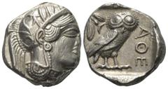 Greek Attika. Athen. Tetradrachme (Silber). Ca. 454 - 404 v. Chr. Vs: Kopf der Athena mit ölzweiggeschmücktem attischem Helm, Ohranhänger und Halskette rechts. Rs: Eule nach rechts stehend, Kopf en fa