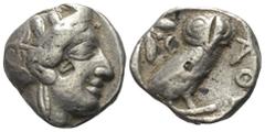 Greek Attika. Athen. Tetradrachme (Silber). Ca. 454 - 404 v. Chr. Vs: Kopf der Athena mit ölzweiggeschmücktem attischem Helm, Ohranhänger und Halskette rechts, rechteckiger Gegenstempel. Rs: Eule nach