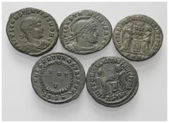Lots - Ancient Coins Römische Münzen - Lots. Kaiserzeit. Lot (5 Stück, Bronze): Folles des Constantius I. Chlorus (305 - 306 n. Chr.), Constantinus I. (307 - 337 n. Chr.) (3x) und Constantinus II. (33