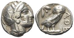 Greek Attika. Athen. Tetradrachme (Silber). Ca. 454 - 404 v. Chr. Vs: Kopf der Athena mit ölzweiggeschmücktem attischem Helm, Ohranhänger und Halskette rechts. Rs: Eule nach rechts stehend, Kopf en fa