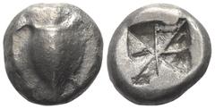 Greek Inseln vor Attika. Aigina. Stater (Silber). Ca. 525 - 475 v. Chr. Vs: Seeschildkröte. Rs: Quadratum incusum. 19 mm. 12,13 g. HGC 6, 428; Slg. Dewing 1655. Sehr schön.