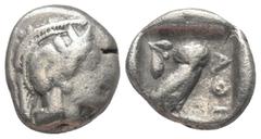 Greek Attika. Athen. Drachme (Silber). Ca. 465 - 460 v. Chr. Vs: Kopf der Athena mit ölzweiggeschmücktem attischem Helm, Ohranhänger und Halskette rechts. Rs: Eule nach rechts stehend, Kopf en face; i