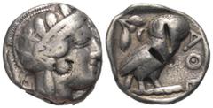 Greek Attika. Athen. Tetradrachme (Silber). Ca. 454 - 404 v. Chr. Vs: Kopf der Athena mit ölzweiggeschmücktem attischem Helm, Ohranhänger und Halskette rechts. Rs: Eule nach rechts stehend, Kopf en fa