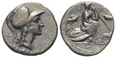 Roman Republican Anonym. Denar (Silber). 115 oder 114 v. Chr. Rom. Vs: ROMA. Romakopf mit korinthischem Helm rechts, im Feld links X. Rs: Roma mit Lanze auf zwei Schilden über Helm nach rechts sitzend