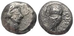Greek Attika. Athen. Tetradrachme (Silber). Ca. 500 - 480 v. Chr. Vs: Kopf der Athena mit attischem Helm und Ohranhänger rechts. Rs: Eule nach rechts stehend, den Kopf en face, im Feld links oben Ölzw